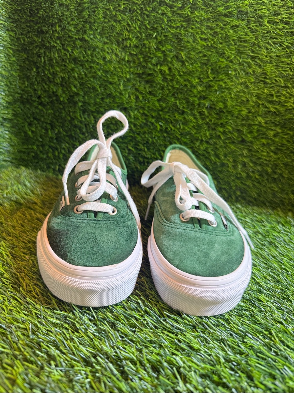 Vans unisex  Green Suede Low-Top Sneakers with White Soles m 4.0.  W 5.5
